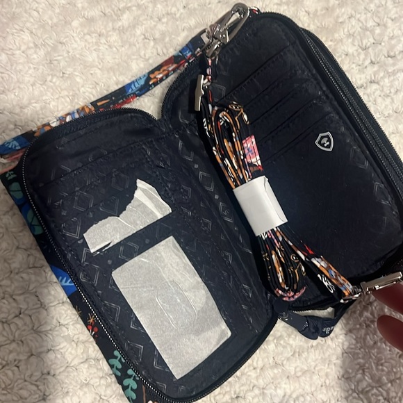 Vera Bradley Crossbody - Picture 4 of 8